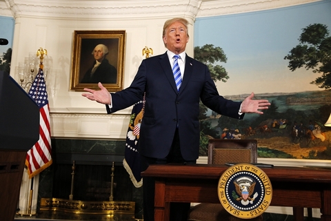 特朗普说，“这是个本不应该达成的糟糕的单边协议。它没有带来平静，没有带来和平，而且永远不会带来这些。”特朗普还称，美国将实施“最高水平的经济制裁”，“任何帮助伊朗寻求核武器的国家，也将被美国严重制裁”。图/视觉中国
