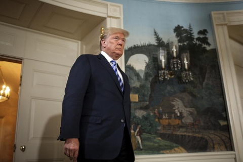 特朗普称，美国及其盟国无法阻止伊朗“在当前衰退和腐败的协议结构下”建造核武器。他还称伊核协议的核心是“有缺陷的”。此外，特朗普还宣布，新任美国国务卿蓬佩奥此时正前往朝鲜，与朝鲜领导人金正恩就美朝峰会的安排展开会谈。图/视觉中国