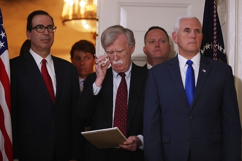 当地时间2018年5月8日，美国华盛顿，特朗普宣布，美国将退出伊朗核协议，（左起）美国财政部长姆努钦、国家安全顾问约翰·博尔顿、美国副总统彭斯站在一旁。美国财政部称，其正在采取行动执行特朗普的决定，在90或180天的缓冲期结束后，所有此前适用于伊朗的制裁措施均将恢复。图/视觉中国