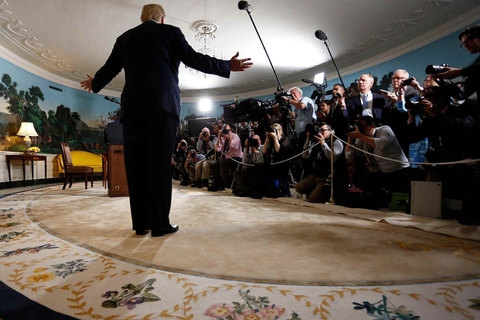 特朗普的决定宣布后，美国与伊朗，加上中国、英国、法国、俄罗斯和德国等六方在2015年签署的伊核协议面临空前严重的危机。如果伊朗与其余各方的紧急谈判失败，同样宣布退出协议；这一历经多年谈判、生效运作还不到三年的协议将彻底垮塌。图/视觉中国