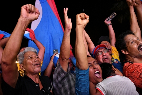 当地时间2018年5月9日，马来西亚吉隆坡，马哈蒂尔的支持者庆祝大选结果。图/视觉中国