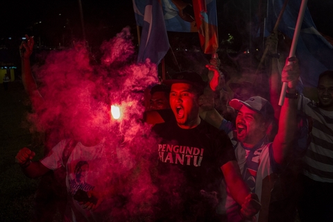 当地时间2018年5月9日，马来西亚吉隆坡，马哈蒂尔的支持者庆祝大选结果。图/视觉中国