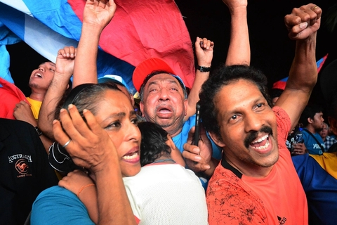 当地时间2018年5月9日，马来西亚吉隆坡，马哈蒂尔的支持者庆祝大选结果。图/视觉中国