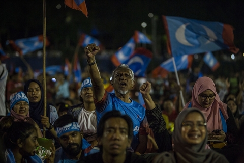 当地时间2018年5月9日，马来西亚吉隆坡，马哈蒂尔的支持者庆祝大选结果。图/视觉中国