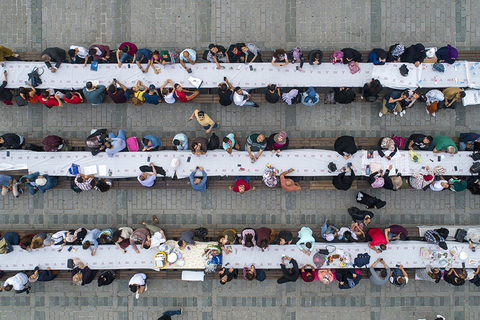当地时间2018年5月16日，土耳其伊斯坦布尔，在土耳其苏丹艾哈迈德广场，民众在吃晚餐。图/视觉中国