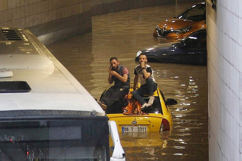 当地时间2018年5月20日，土耳其安卡拉，暴雨致当地洪水泛滥，街道被淹。图/视觉中国