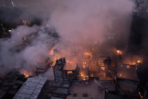 当地时间2018年5月23日，菲律宾马尼拉，当地一贫民窟发生大火。图/视觉中国