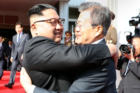 据韩国总统府青瓦台宣布，韩国总统文在寅与朝鲜领导人金正恩，在当地时间5月26日下午3时至5时（北京时间2时至4时）于板门店军事分界线朝鲜一侧的统一阁再次会面。图/视觉中国