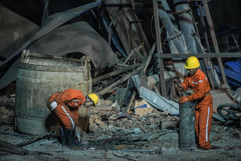 6月5日，救援人员在事故现场进行救援工作。图/新华社记者 潘昱龙 摄