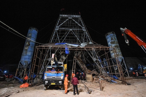 6月5日，救援人员在事故现场进行救援工作。图/新华社记者 潘昱龙 摄