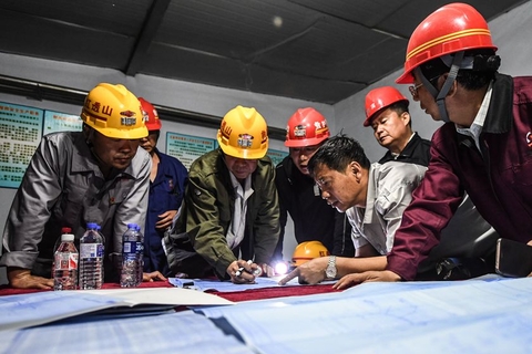 6月5日，救援人员在研究制定救援方案。图/新华社记者 潘昱龙 摄