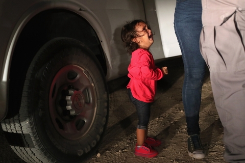 当地时间2018年6月12日，美国德克萨斯州麦卡伦，一名来自洪都拉斯的两岁小女孩和她的妈妈在美墨边境被拦截。美国总统特朗普于6月18日在白宫记者会上表示，不允许在其执政期间让美国沦为“移民营”。而外界对非法移民实施的“零容忍”移民新政的不满情绪愈发激烈。美国国土安全部表示，自新政实施以来，4月19日至5月31日期间，共计1995名未成年人被迫与一同来到美墨边境的1940名法定监护人分离。图/视觉中国