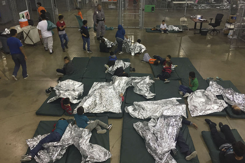 当地时间2018年6月17日，美国德克萨斯州麦卡伦，非法移民家庭的儿童在美国南部边境与其监护人分开，关押在美国海关及边境保卫局提供的一处临时落脚点。图/视觉中国