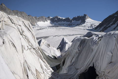 当地时间2018年6月19日，瑞士富卡山口，在夏季为了减缓冰川的融化速度，瑞士科学家为隆河冰川盖上纯白色的“毛毯”。图/东方IC