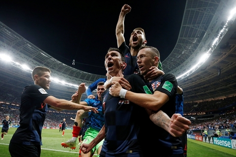 当地时间2018年7月11日，俄罗斯，2018俄罗斯世界杯半决赛，克罗地亚2-1英格兰。克罗地亚队员们庆祝胜利。在莫斯科卢日尼基体育场，克罗地亚队通过加时赛进球完成逆转，以2比1击败英格兰队，创造了球队历史上的最佳战绩，成为历史上第13支打进世界杯决赛的球队。图/视觉中国