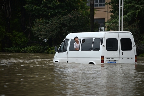 2018年7月11日，四川省彭州市蒙阳镇，淹没在水中的汽车等待救援。四川省气象服务中心高工郭洁解读暴雨实况和未来成都地区强降雨趋势时介绍，从7月10日晚上到11日早晨，在四川盆地西北部的广元、绵阳、德阳、成都出现了大到暴雨，局部地方大暴雨和特大暴雨的暴雨天气过程。进入到11日晚上以后，整个四川盆地从邛崃到崇州的降雨又将继续加强。图/视觉中国