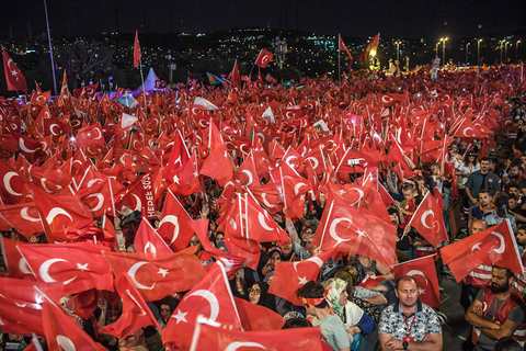 当地时间2018年7月15日，土耳其伊斯坦布尔，人们挥舞着土耳其国旗，纪念未遂政变两周年，2016年7月土耳其发生未遂军事政变。图/视觉中国