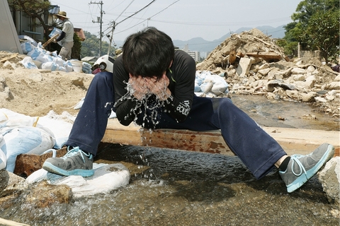 日本暴雨后又遇高温 已致14死上千人入院治疗