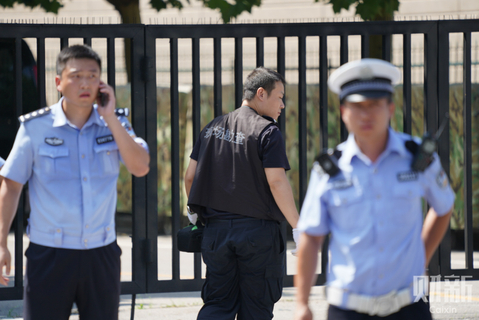 2018年7月26日，爆炸点附近执勤巡逻的工作人员。图/财新记者 夏伟聪