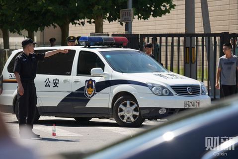 2018年7月26日，爆炸点附近执勤巡逻的工作人员。图/财新记者 夏伟聪