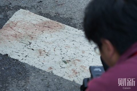 爆炸点地面，疑似受伤男子的血迹残留。据现场目击者称，爆炸时现场发生巨响，腾起烟雾，随后看到引爆爆炸物的男子受伤倒下。另有一名受访者称爆炸时在相距近四百米的日本使馆都听到了爆炸声。图/财新记者 夏伟聪