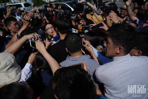 2018年7月26日，媒体记者对目击者进行采访。 图/财新见习记者 李坤