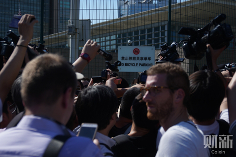          2018年7月26日，媒体记者对目击者进行采访。 图/财新见习记者 李坤