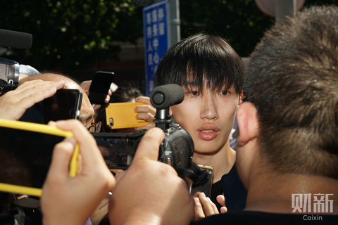          2018年7月26日，媒体记者对目击者进行采访。 图/财新见习记者 蔡颖莉