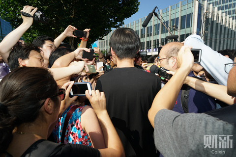 2018年7月26日，媒体记者对目击者进行采访。 图/财新见习记者 蔡颖莉