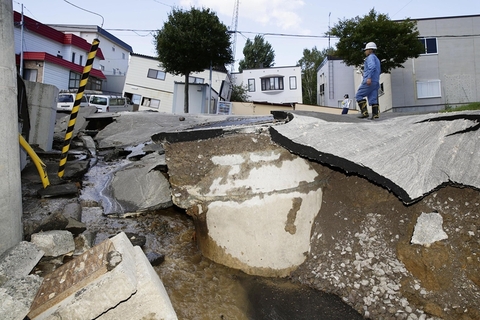 日本北海道发生6 9级地震震源深度40千米