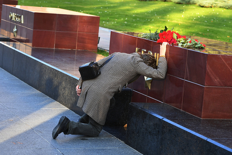 当地时间2018年10月17日，俄罗斯莫斯科，人们在克里姆林宫外悼念克里米亚校园爆炸和枪击案逝者。图/视觉中国