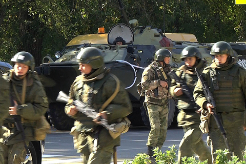 当地时间2018年10月17日，俄罗斯克里米亚，联邦国民警卫队在爆炸和枪击事件现场。图/视觉中国