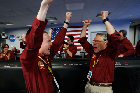 当地时间2018年11月26日，美国加州帕萨迪纳市，美国宇航局工作人员在“洞察”号无人探测器成功着陆后欢呼雀跃。美国航天局的直播画面显示，“洞察”号于26日14时47分许进入火星大气层，整个进入、降落和着陆的过程在约7分钟内完成。14时54分许，“洞察”号成功降落在火星表面。图/视觉中国