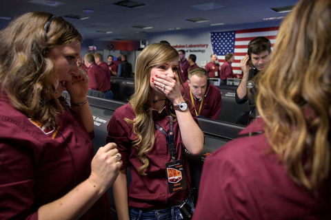 当地时间2018年11月26日，美国加州帕萨迪纳市，美国宇航局的工程师在“洞察”号无人探测器成功着陆后十分激动。图/视觉中国