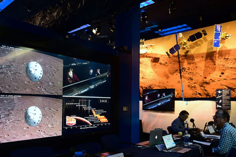 当地时间2018年11月26日，美国加州帕萨迪纳市，美国宇航局的工程师在大屏幕上观看“洞察”号着陆的画面。图/视觉中国