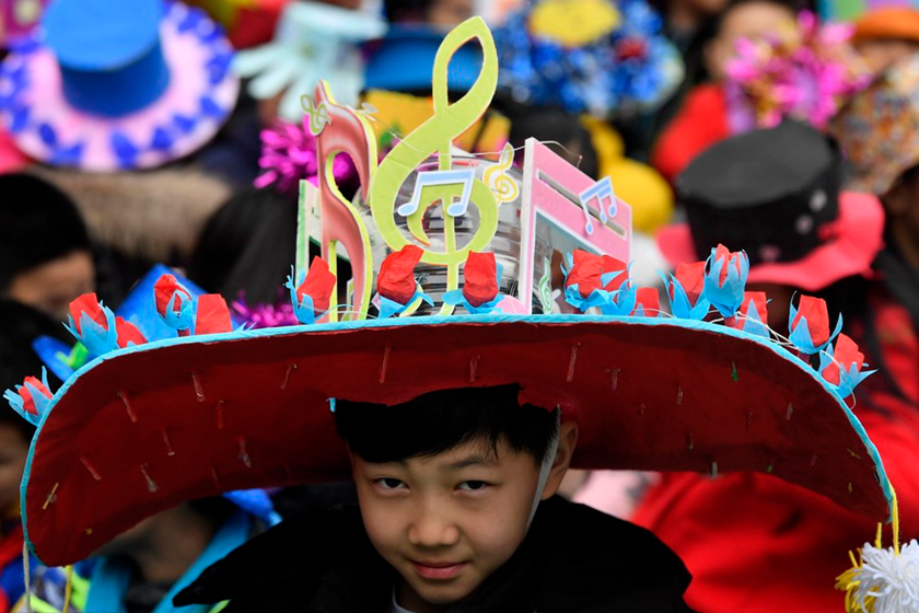 重庆一小学举行创意帽子秀迎接新年到来