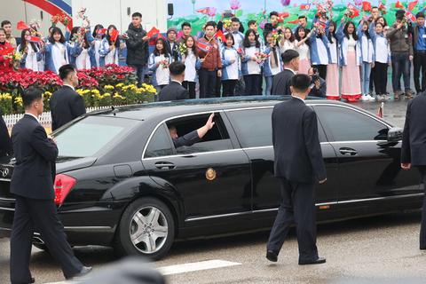 当地时间2月26日早晨，到达同登车站后，金正恩转乘轿车前往河内，路程长达170公里，可能需要数小时。图/视觉中国