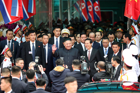 当地时间2月26日早晨，在同登火车站外金正恩向迎接的民众挥手致意。图/视觉中国