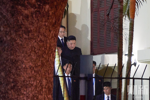 当地时间2019年2月26日下午，越南河内，金正恩抵达朝鲜驻越南大使馆，停留一小时后离开。这是金正恩抵达河内后离开酒店的首次出行。 图/特派河内记者 梁莹菲