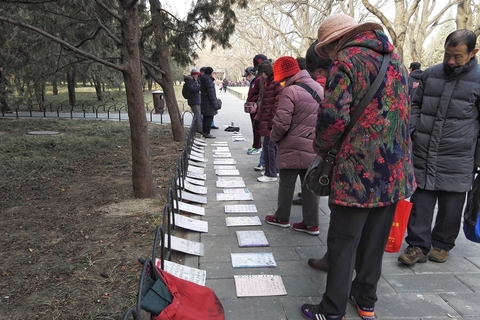 2019年2月27日，北京，天坛公园一处相亲活动现场，众多为子女婚事操心的父母替孩子们相亲。图/视觉中国