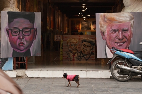 当地时间2019年2月28日，越南河内，街头摆放着金正恩与特朗普的画像。2月28日于越南首都举行的第二次“金特会”第二天议程突然发生变化。图/特派河内记者 梁莹菲