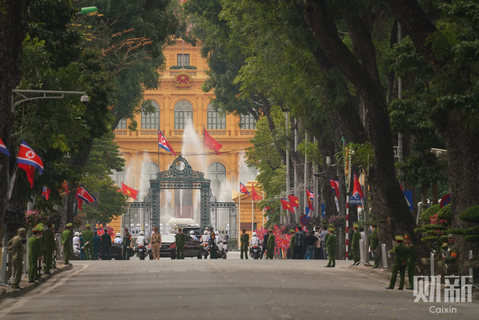 当地时间2019年3月1日，金正恩车队抵达越南主席府，与越南国家主席阮富仲会面。金正恩对越南进行友好访问，是朝鲜最高领导人时隔55年再次访问越南。 图/特派河内记者 梁莹菲