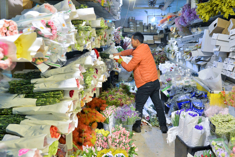 2019年3月6日，浙江杭州，三八妇女节将至，各大花店正加紧备货。据商家介绍，节日期间的进货量大概是平时的3倍。根据往年的经验，这些产品在妇女节都会有不错的销量，鲜花价格也会有所上调。图/东方IC