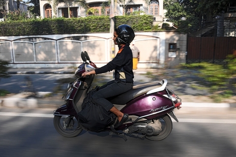当地时间2019年3月7日，印度新德里，23岁的女性快递员Jaya骑着电动车送货。她为印度第一家女性电子商务物流公司工作。图/视觉中国