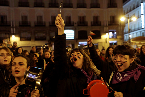 当地时间2019年3月8日，西班牙马德里太阳门广场，三八妇女节当天，西班牙举行全国范围内的女权罢工活动，妇女们敲打锅碗瓢盆以示抗议。图/视觉中国