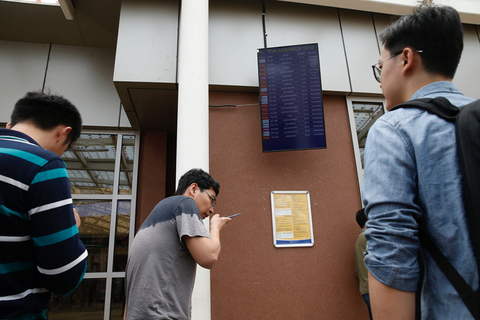 当地时间2019年3月10日，肯尼亚内罗毕，几名中国人在查看航班时间表，他们的同事在失事客机上。图/视觉中国