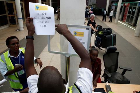 当地时间2019年3月10日，肯尼亚内罗毕，机场工作人员张贴坠机航班相关通知。图/视觉中国