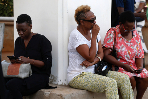 当地时间2019年3月10日，肯尼亚内罗毕，民众焦急等待最新进展。图/视觉中国