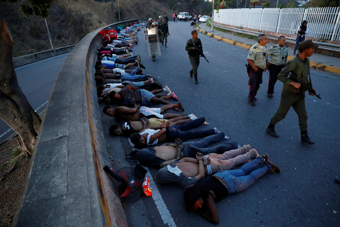 当地时间2019年3月10日，委内瑞拉加拉加斯，大规模停电期间的抢劫犯被拷在街头。据统计，委内瑞拉超过全国一半地区完全停电，且持续超过6小时。此次停电是自2012年以来委时间最长、影响地区最广的停电。图/视觉中国