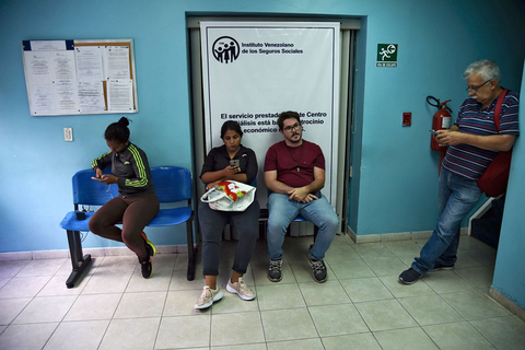 当地时间2019年3月10日，委内瑞拉加拉加斯，民众在医院内。报道称，此次停电已造成15名病人死亡。图/视觉中国